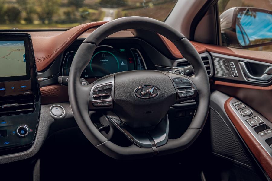 Панель приборов Hyundai IONIQ hybrid (AE) 2019 года  (UK) (фото 15 из 42)